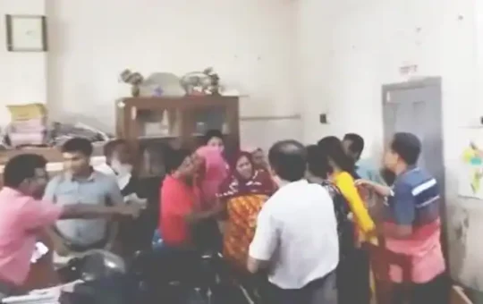 बंगाल में हिजाब को लेकर स्कूल टीचर को पीटा