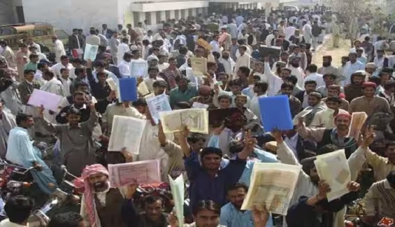पाकिस्तान में महंगाई के बाद अब बेरोजगारी का छाया बादल